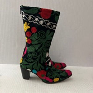Zeyzani Floral Embroidered sz7 Black Velvet with floral design boot